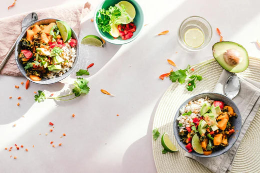 Vegane Küche mit Gewürzen: Einfache Bowl mit geröstetem Gemüse, Quinoa und Tahini-Dressing